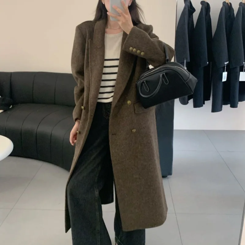 

Двустороннее шерстяное пальто. Двубортный с латунными пуговицами. Структурованное плечо и длинный ряд.