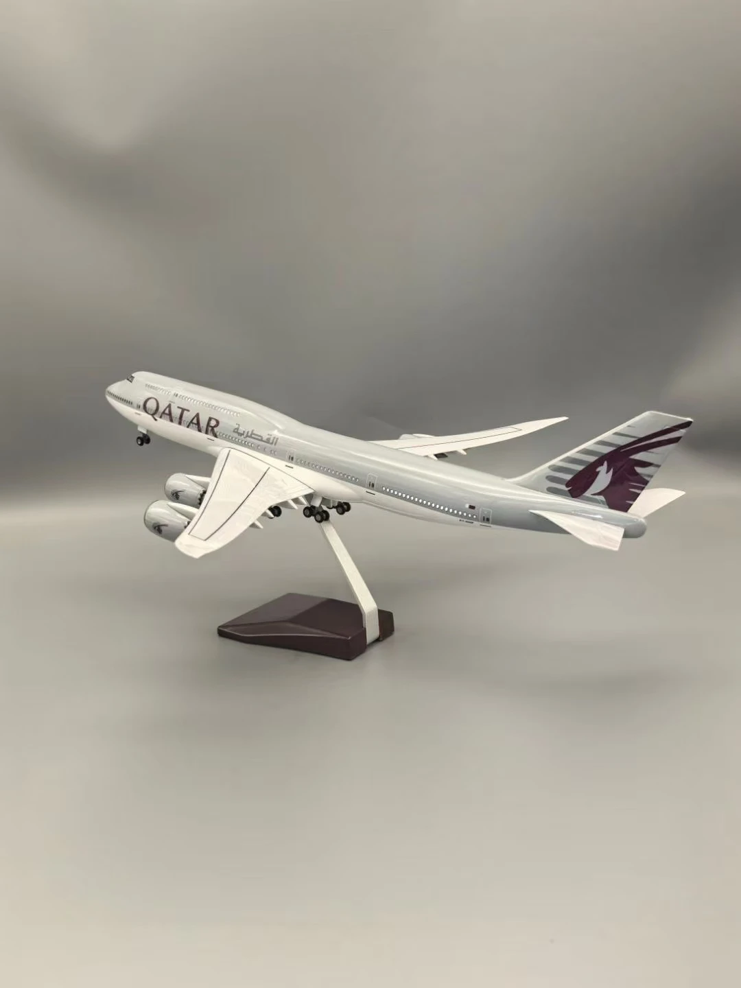 B747 نموذج طائرة 1:130 مقياس الطائرات قطر دييكاست الراتنج مجموعة الطائرات مع أضواء LED عرض ديكور المنزل