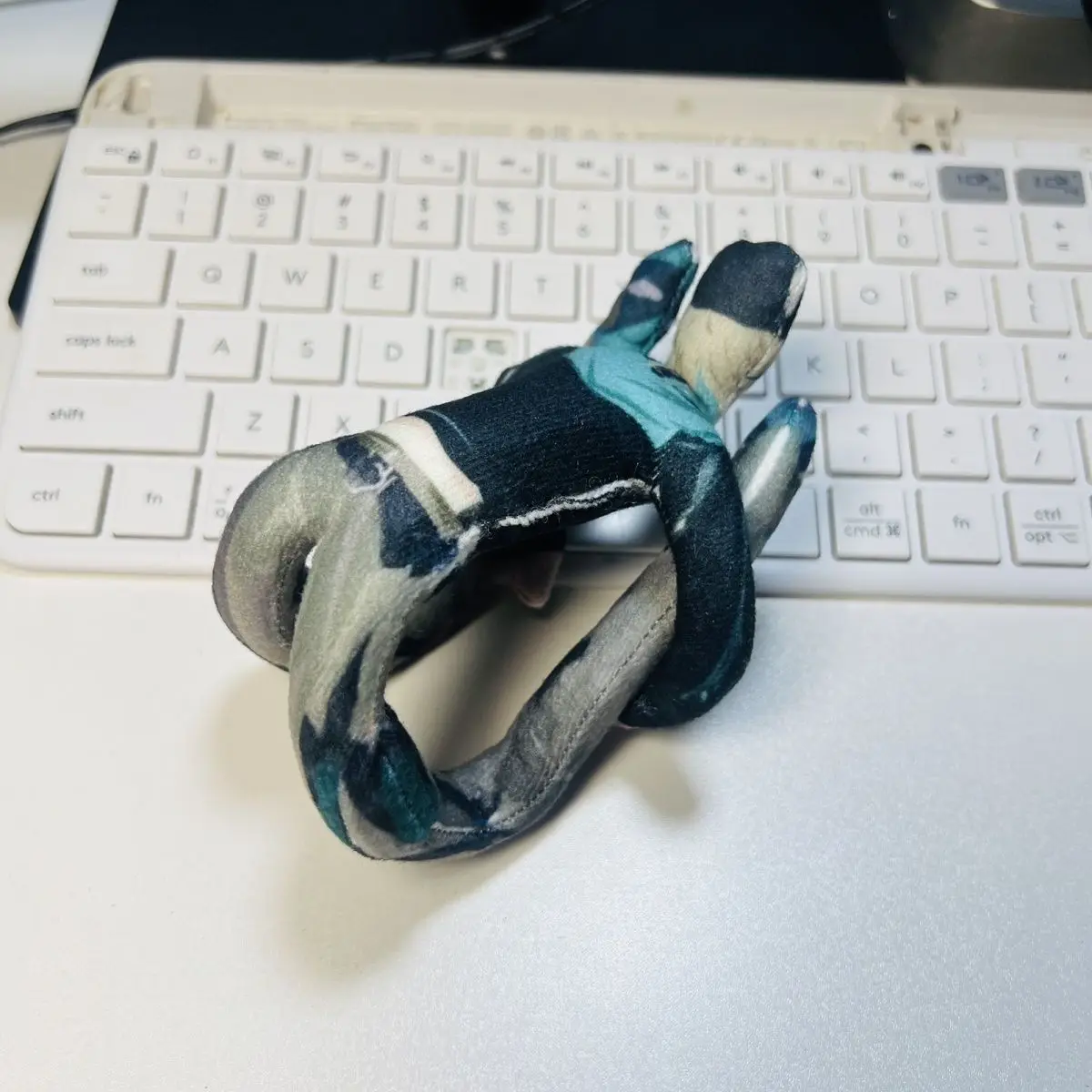 バーチャルアップローダー VUPN イジサンジ アザ アニメ 可動式ぬいぐるみ 抽象的な体のワイヤースケルトン コスプレ ハロウィン人形 小道具