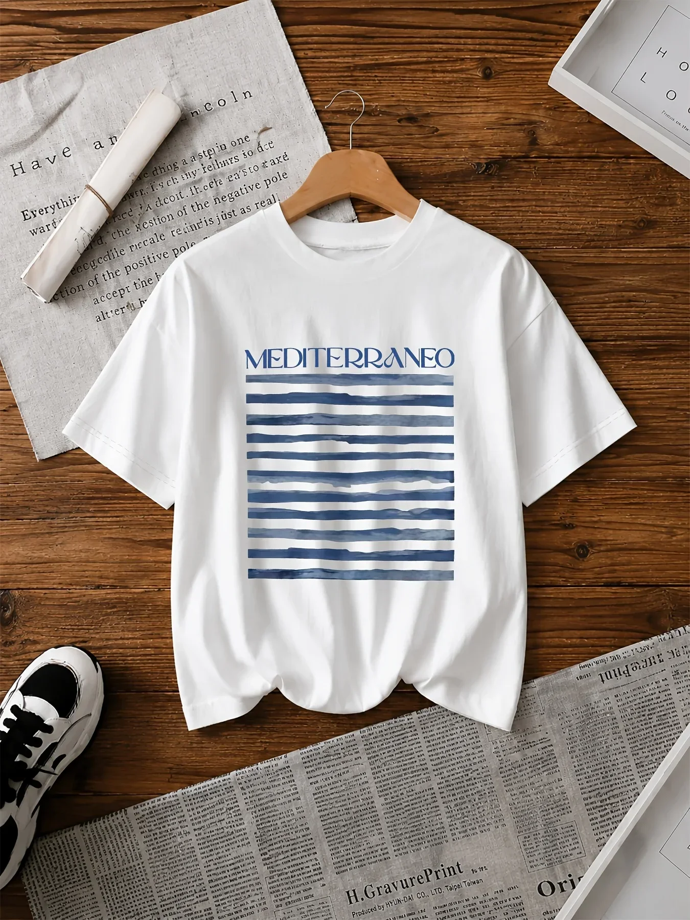 Camiseta gráfica a rayas Mediterraneo para mujer, camiseta blanca de manga corta con estampado de letras y rayas azules, camiseta informal holgada para verano y playa