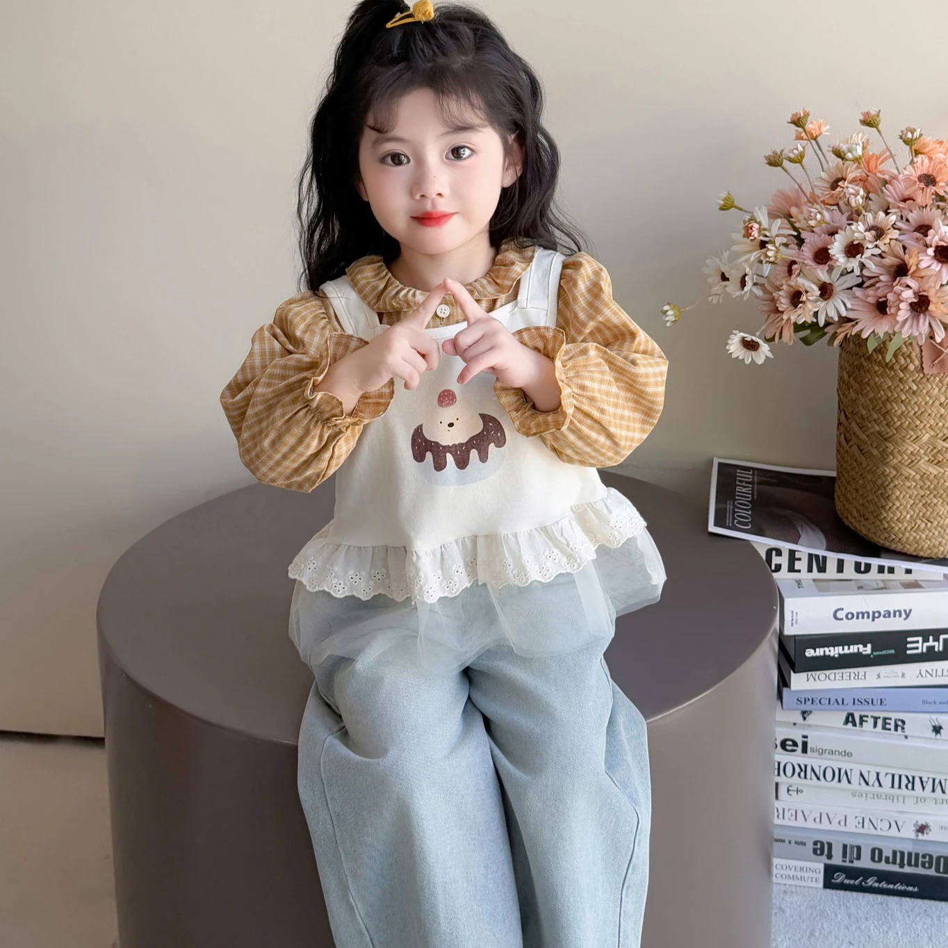 

Костюм для девочек, осень-зима 202, новая детская одежда, корейский стиль, детский кружевной жилет для девочек, рубашка, джинсы, джинсы, три комплекта на каждый день