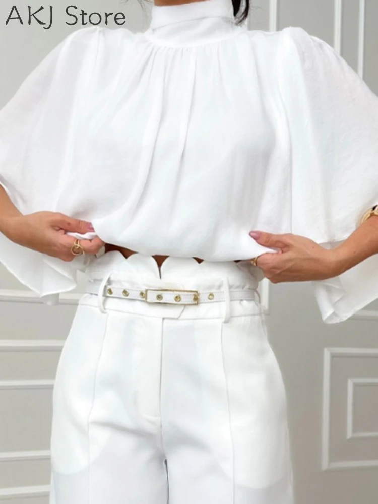 بلوزة شيفون كاجوال برقبة عالية وأكمام تشبه جناح الخفّاش ومفرغة من الخلف