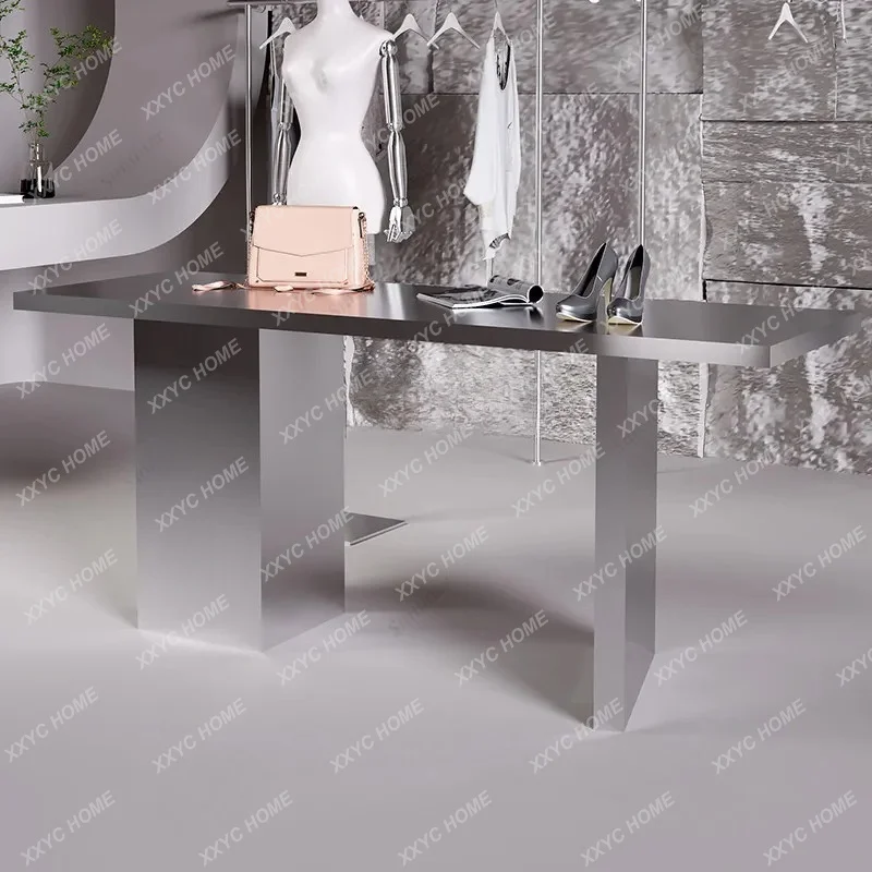 The stainless steel island is placed in the middle of the display table of clothing stores and shoe stores