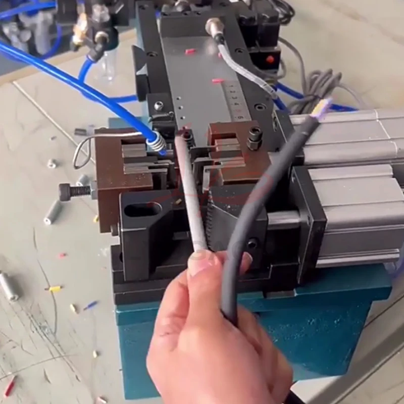 

Полуавтоматическая пневматическая машина для зачистки проводов Маленькая машина для зачистки кабеля Полуавтоматическая машина для резки проволоки