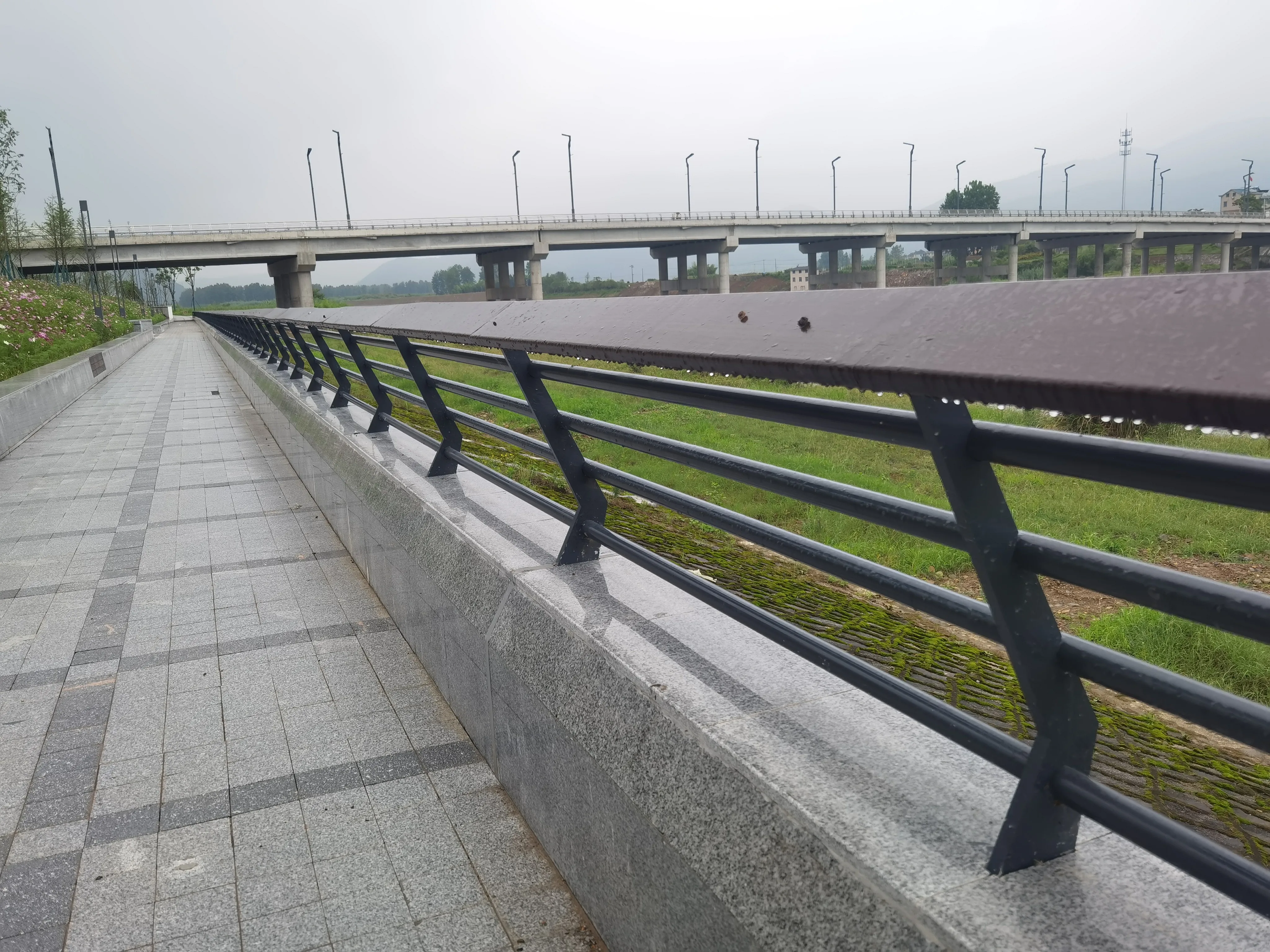 درابزين خشبي مخصص، درابزين الجسر، حاجز نهر منطقة المناظر الطبيعية الخلابة، الشركة المصنعة للحاجز المضاد للتصادم