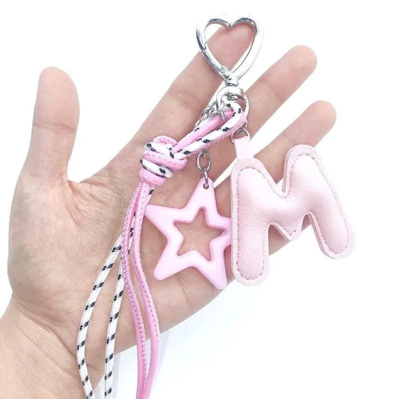 Schlüsselanhänger mit Initialen aus Kunstleder und Sternanhänger, geflochtene Quaste zur Dekoration von Rucksäcken, Handtaschen oder als personalisiertes Geschenk. – Detail 5