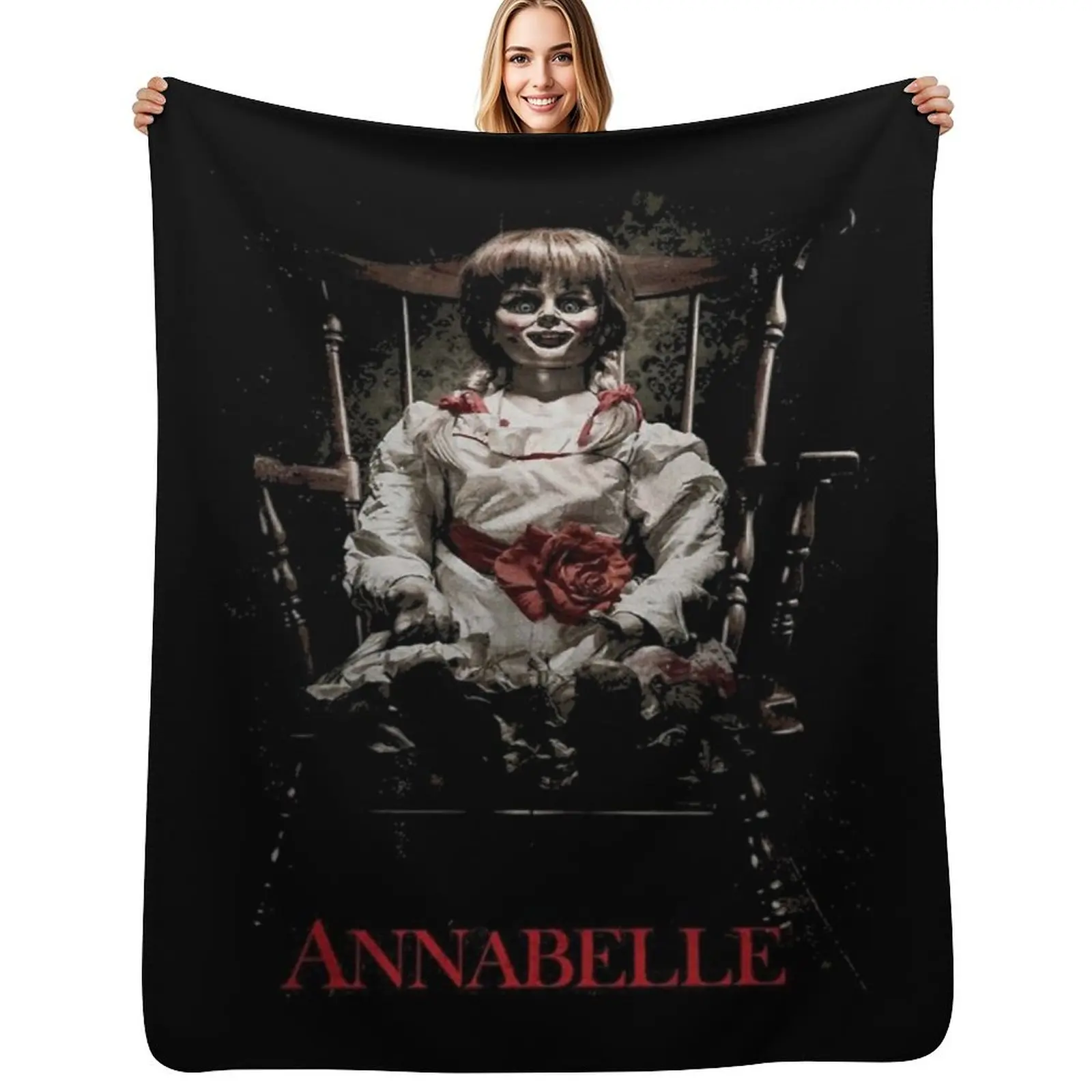Manta compacta y cálida para viajes en coche, con diseño de Annabelle, la muñeca embrujada, ideal como regalo para chicas que adoran demonios.