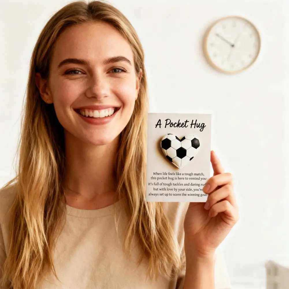 كرة القدم جيب عناق كرة القدم زخرفة مع بطاقة ملهمة دعم عاطفي جيب صغير عناق الهدايا لعشاق الرياضة