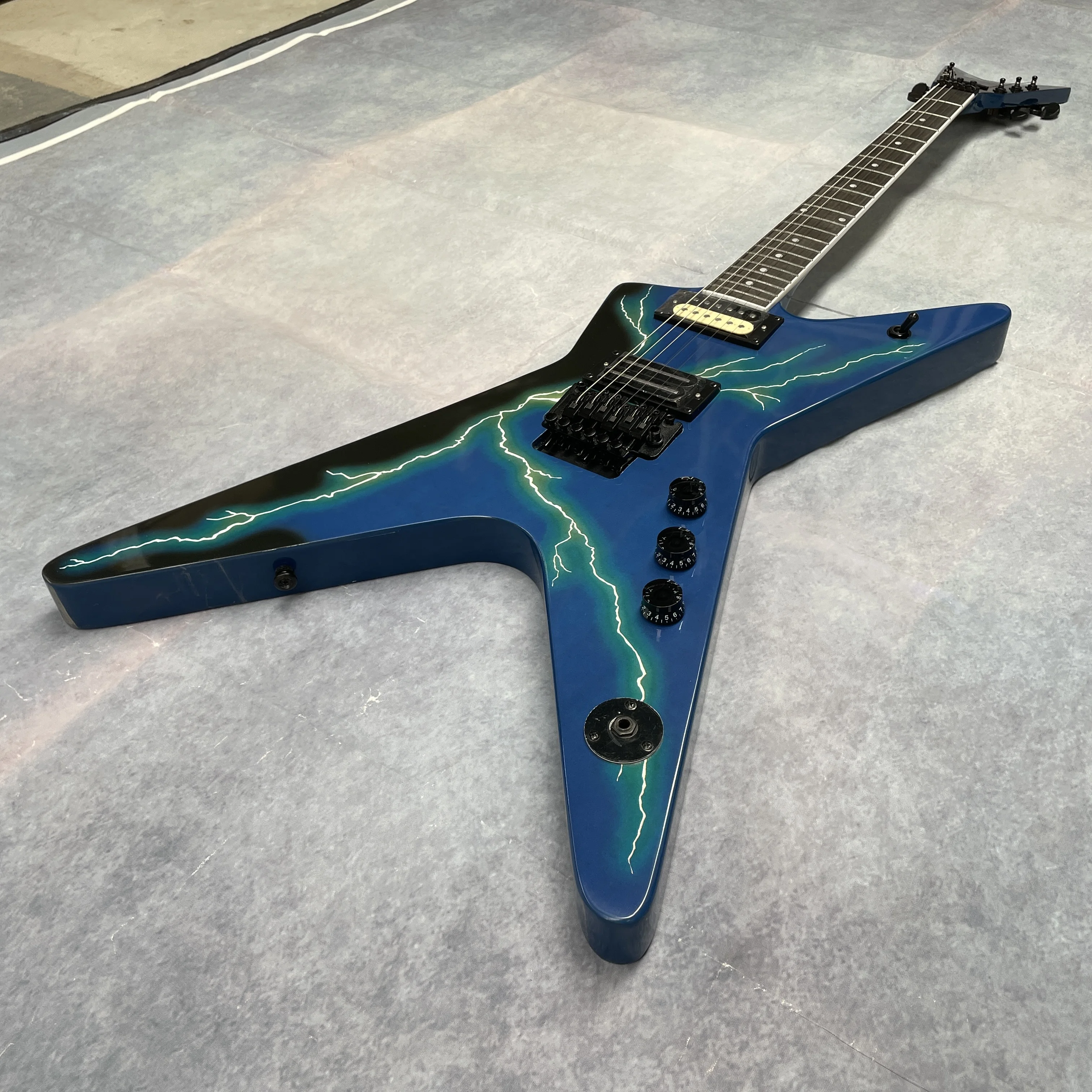 New 6-string blue electric guitar with yellow lightning paint and tremolo system guitars, a collectible performance guitarra view 3