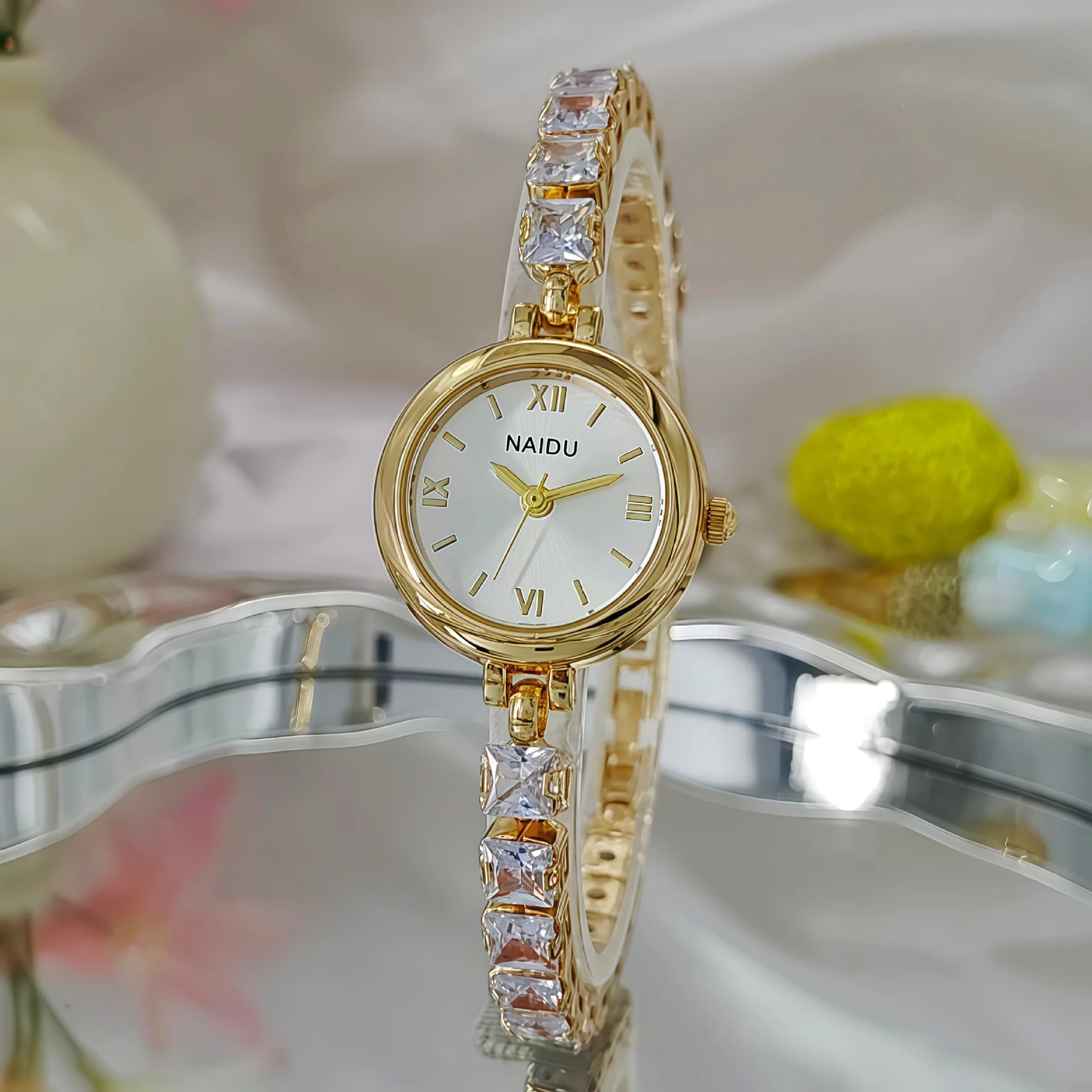 

New Fashion Diamond-encrusted Bracelet Watch for Women, Retro Style, High Appearance Level, Niche, Small Watch, Light Luxury.