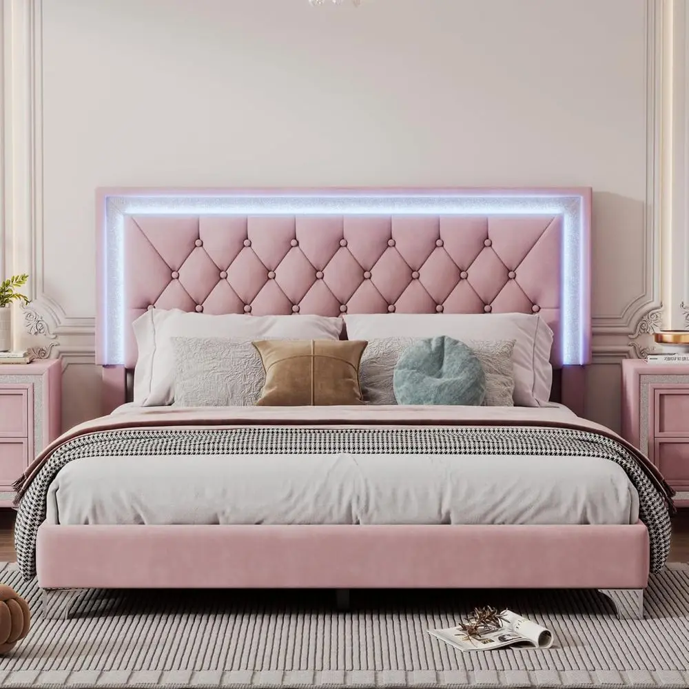 

Кровать размера Queen-size из бархата с LED-подсветкой и изголовьем с пуговичной обивкой, деревянным ламельным основанием, без пружинного блока, розовая.