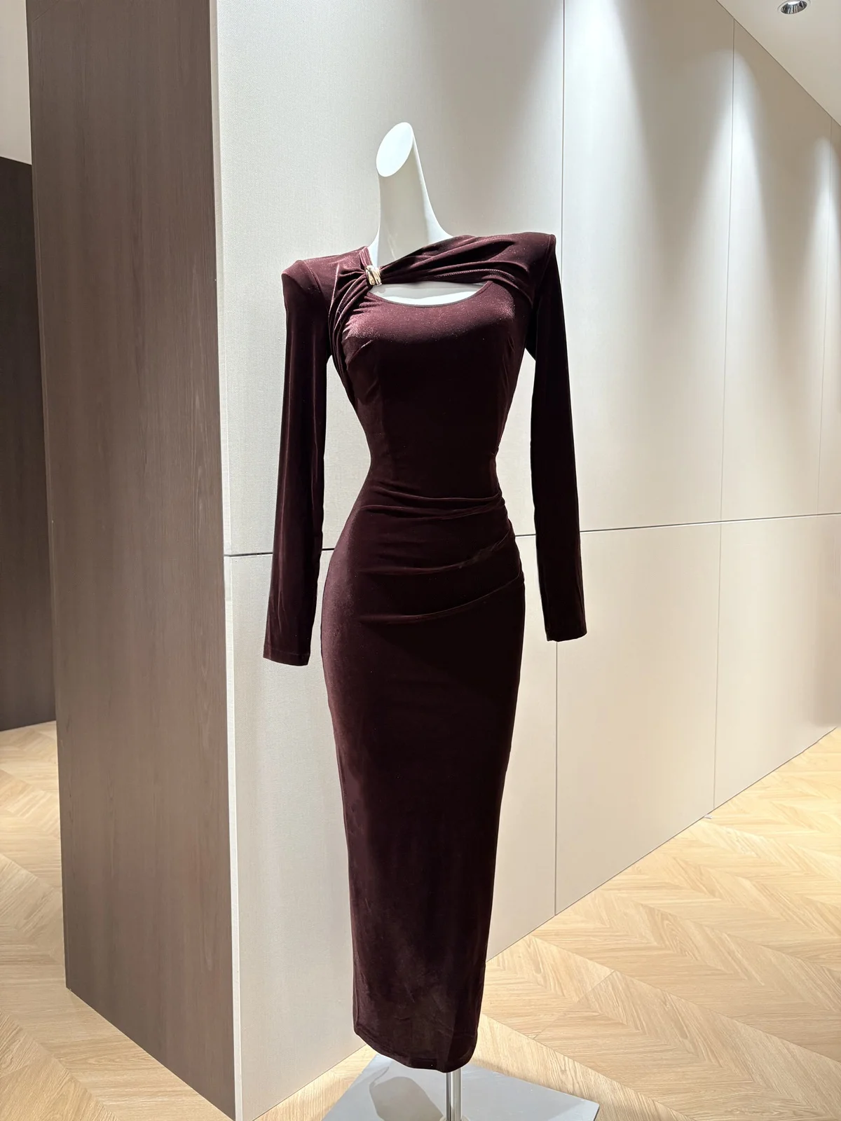 

Новое сексуальное бархатное рождественское платье с наклонным воротником и боковым разрезом, расклешенными рукавами и длинными рукавами, 2026, женская элегантная дизайнерская одежда для вечеринок