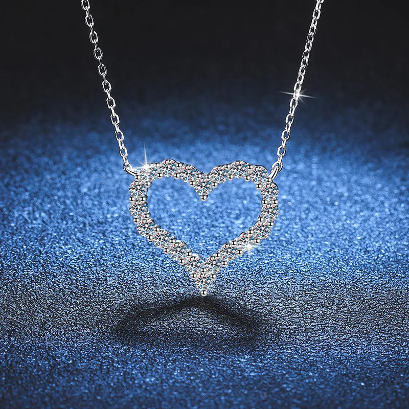 18K platinum diamond T family style clavicle chain moissanite necklace plated PT950 platinum love-shaped pendant confession gift