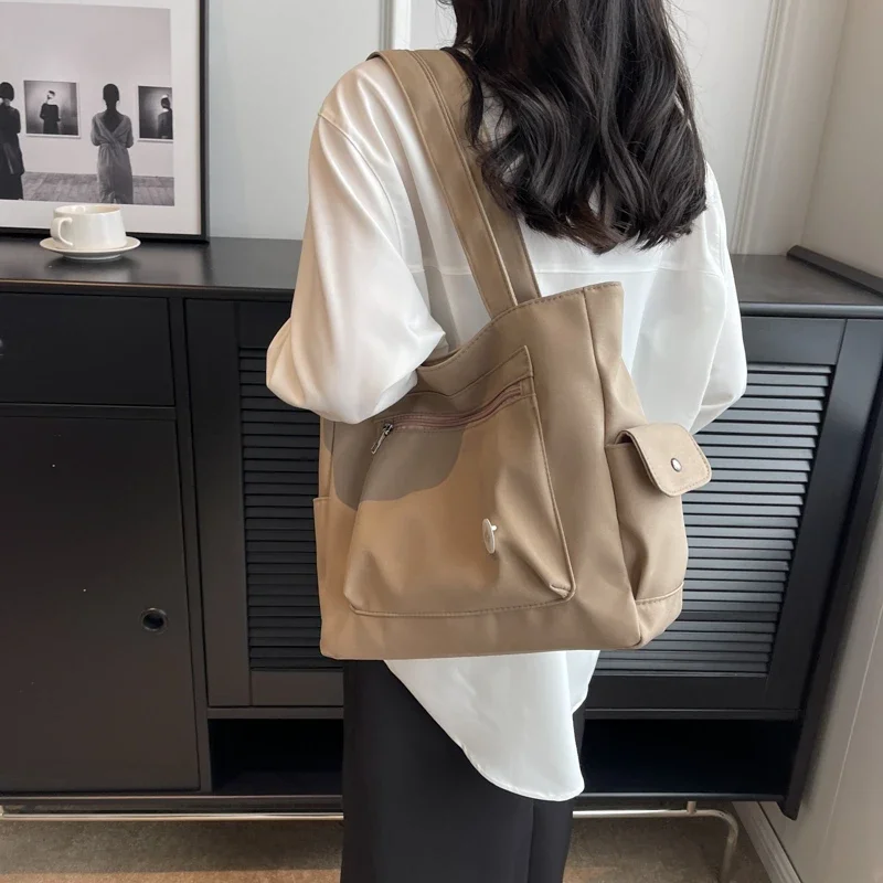 Casual Tote กระเป๋าสะพายผ้าใบ 2024 Casual Light กระชับขนาดใหญ่ Tote กระเป๋า Back To School Trend กระเป๋าถือสไตล์อเนกประสงค์