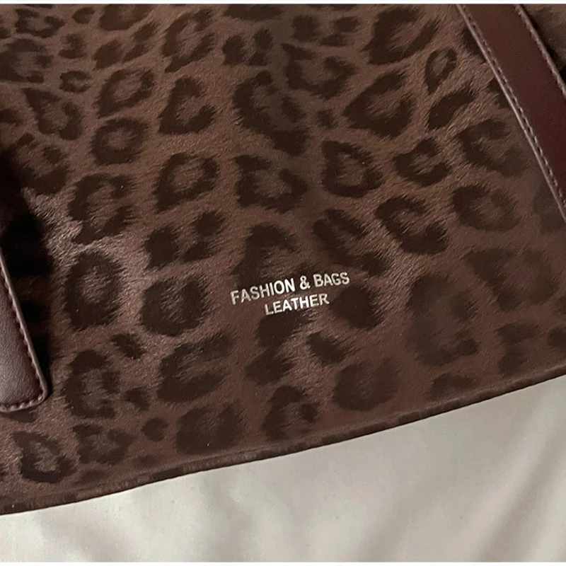 Vintage-Umhängetasche mit Leopardenmuster, Winter-Handtasche aus Kunstwildleder mit großem Fassungsvermögen, verstellbarer Riemen, Metallring-Dekoration, weiche Hobo-Tasche. – Detail 5