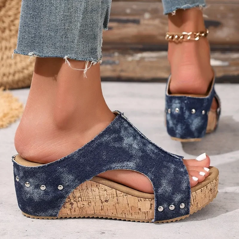 ‌ PLUS ขนาด 2025 ฤดูร้อนใหม่ขายร้อนโรมรองเท้าแตะกลางแจ้งสบายๆแพลตฟอร์มสบายรองเท้าผู้หญิง Rivet Wedges แฟชั่นรองเท้าแตะ