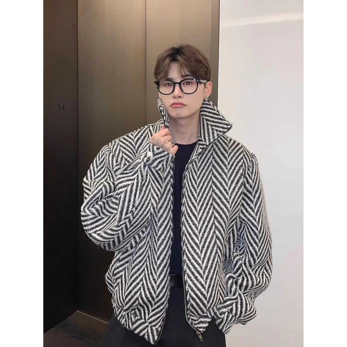 

Осень 2023, мужская повседневная полосатая плиссированная куртка с воротником, свободная длинная верхняя одежда из полиэстера для подростков, модный бренд