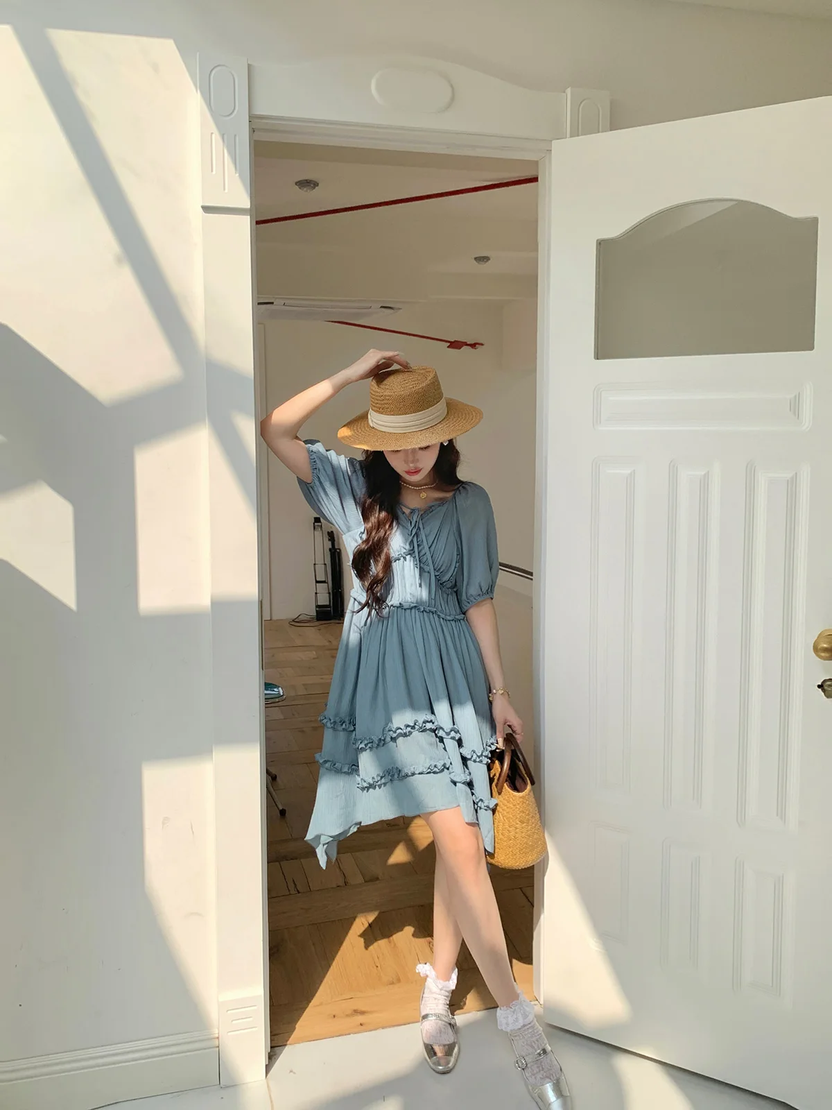 

Женская летняя новинка DbyDoi: плиссированная юбка-миди с высокой талией, фасон А-силуэт, V-образный вырез, французский стиль, смесь полиэстера