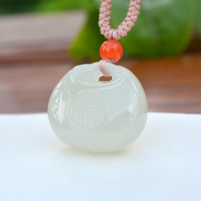 

Exquisite Hetian jade Qinghai material Ruyi lock pendant, ethnic style, fashionable and versatile