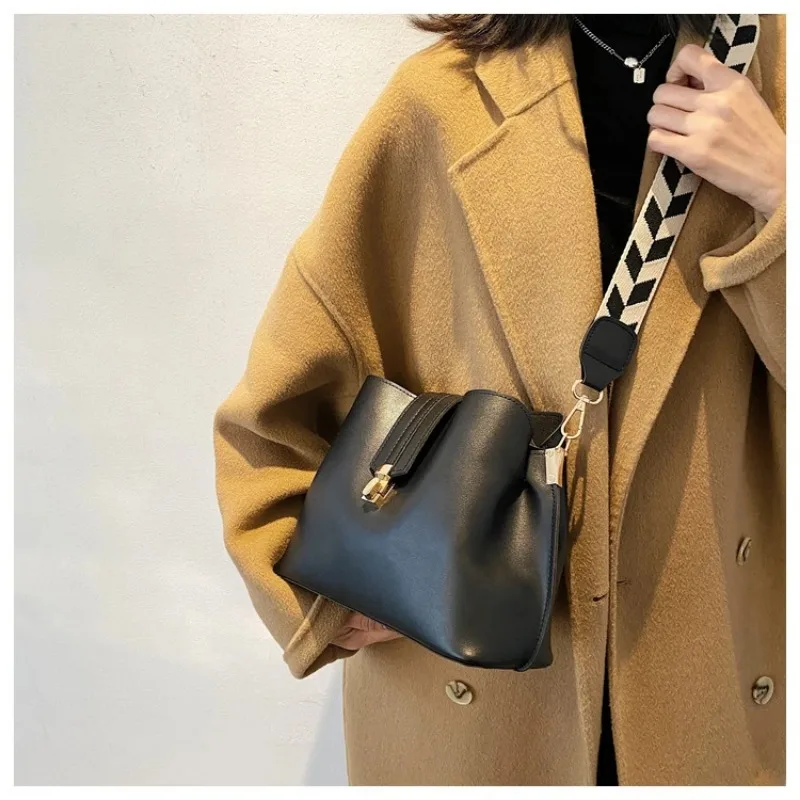 Wholesale New Trend Large-capacity Women's Bag Korean Version Solid Color Bucket Bag PU Stitching Women's Shoulder Bag