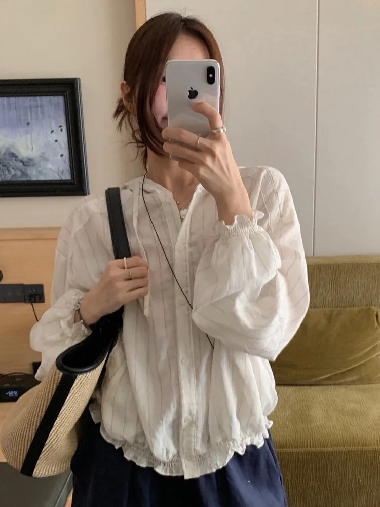 Koreańska moda, damska bluzka w paski z ochroną przeciwsłoneczną, letnia kolekcja 2025, unikalny design, zapinana na jeden guzik, z kapturem.