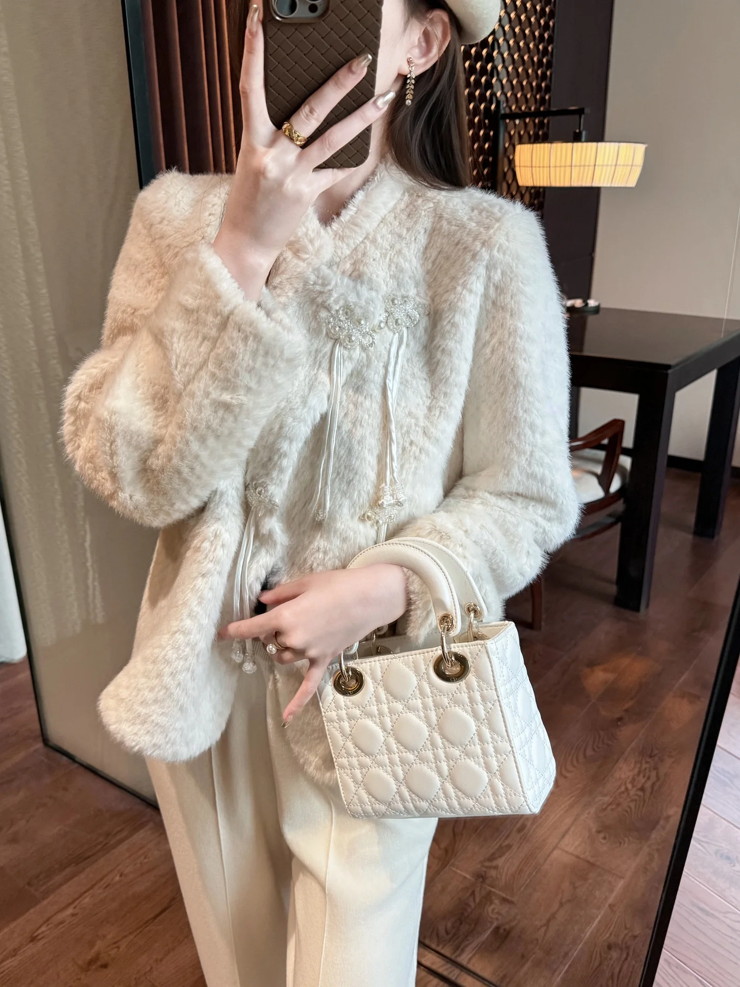 

Новая китайская белая пушистая короткая шуба с бахромой, теплая верхняя одежда для молодых женщин, приталенный крой, длинный рукав, круглый вырез