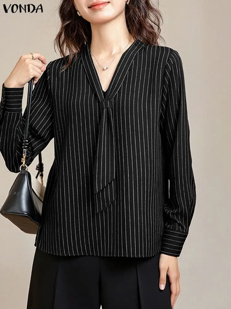 Elegancka bluzka damska VONDA do biura, dekolt w serek, koszule w paski, moda 2025, długi rękaw, luźny krój, nadruk, bluzki damskie do pracy.