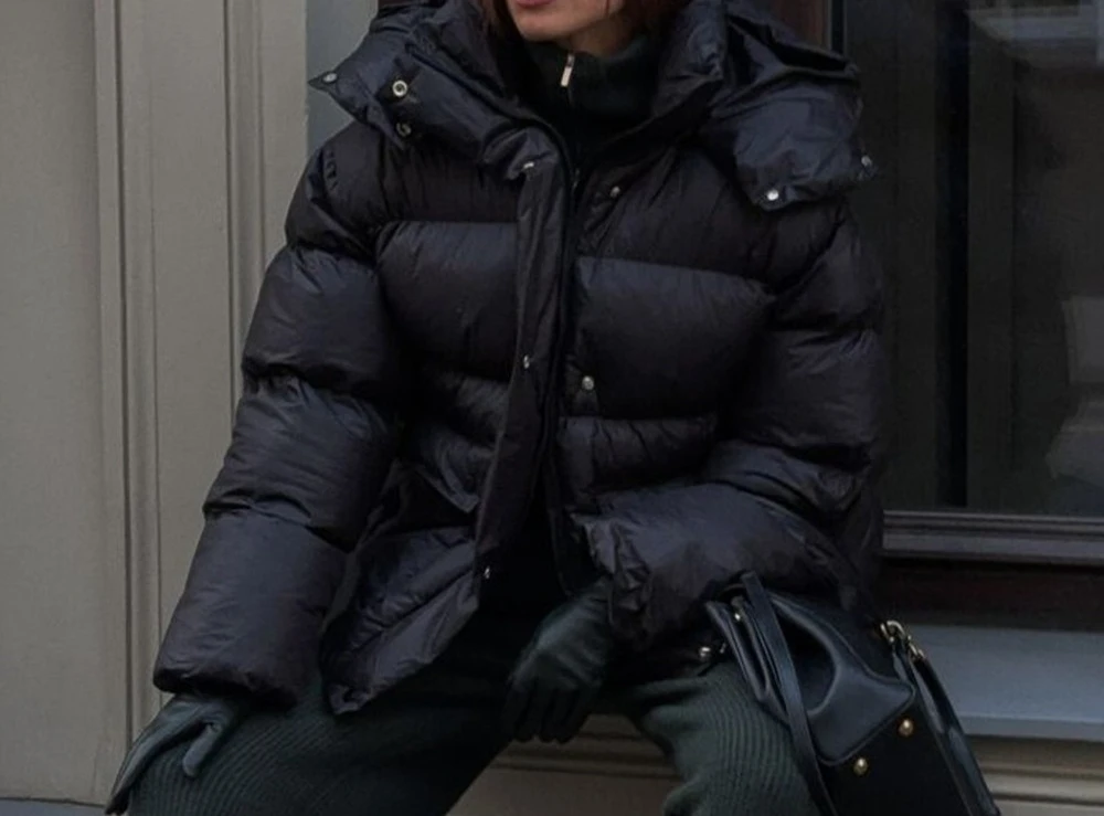 Giacca in cotone nero per l'inverno 2025 Nuova giacca in cotone con cappuccio caldo con tasca quadrata per donna