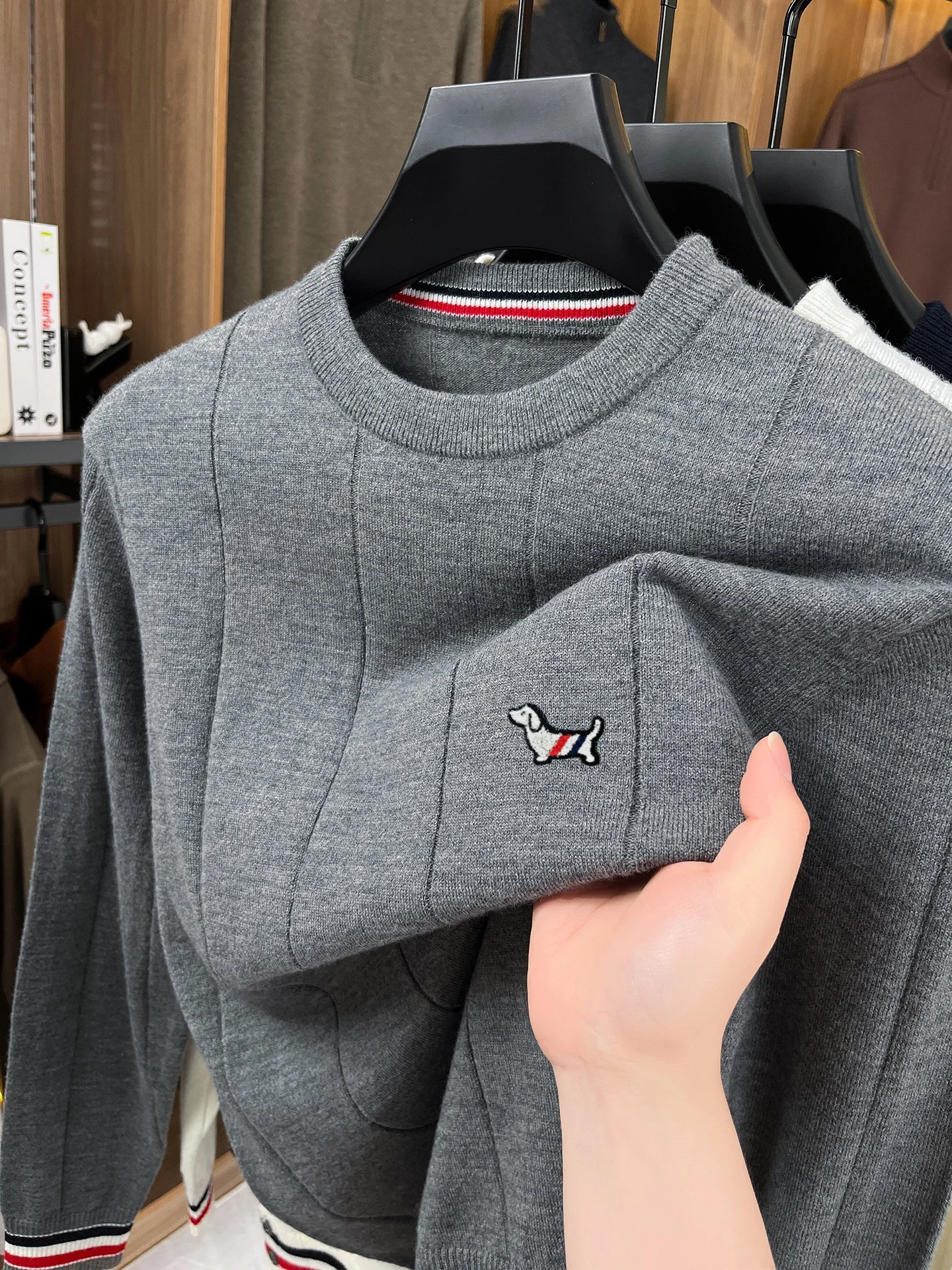Designer High-End-Marke Pullover Herren Herbst Winter neue Persönlichkeit Farbmuster Streifen Mode süße Welpen Embossed Freizeit Komfort Warm Rund Stricken Sweater – Detail 6