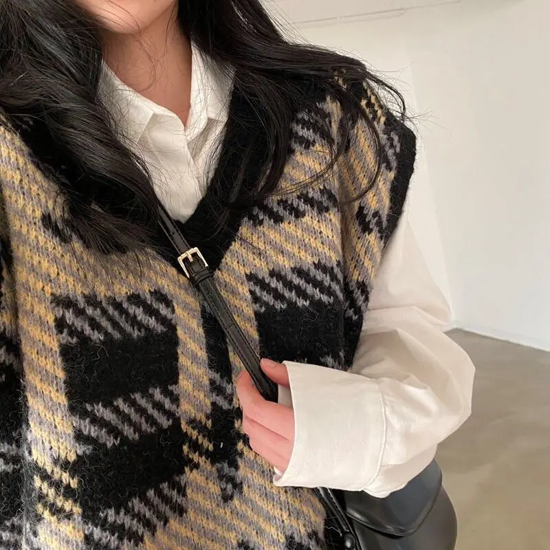 Plaid sweater pullover vest female students wear winter Korean loose retro V-neck sleeveless knitted pullover vest sweater top