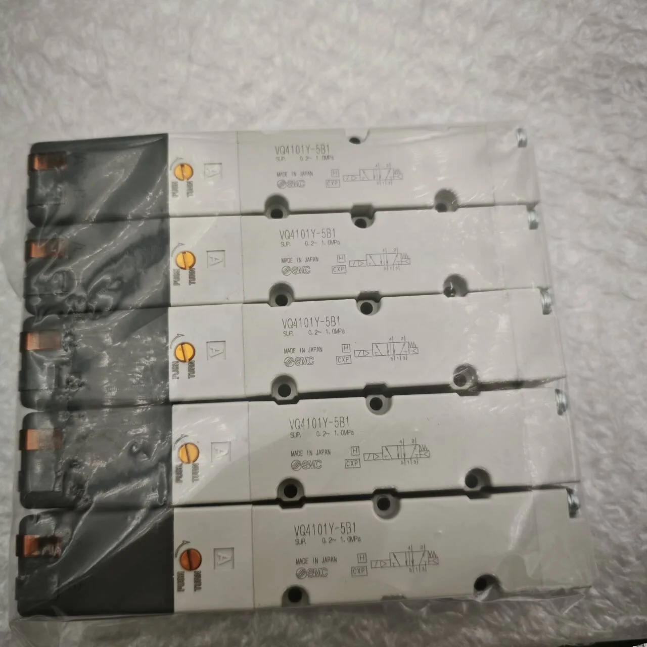 الأصلي SMC حقيقية قاعدة لوحة الأنابيب الملف اللولبي صمام VQ4101Y-5B1 المكونات في صمام الملف اللولبي