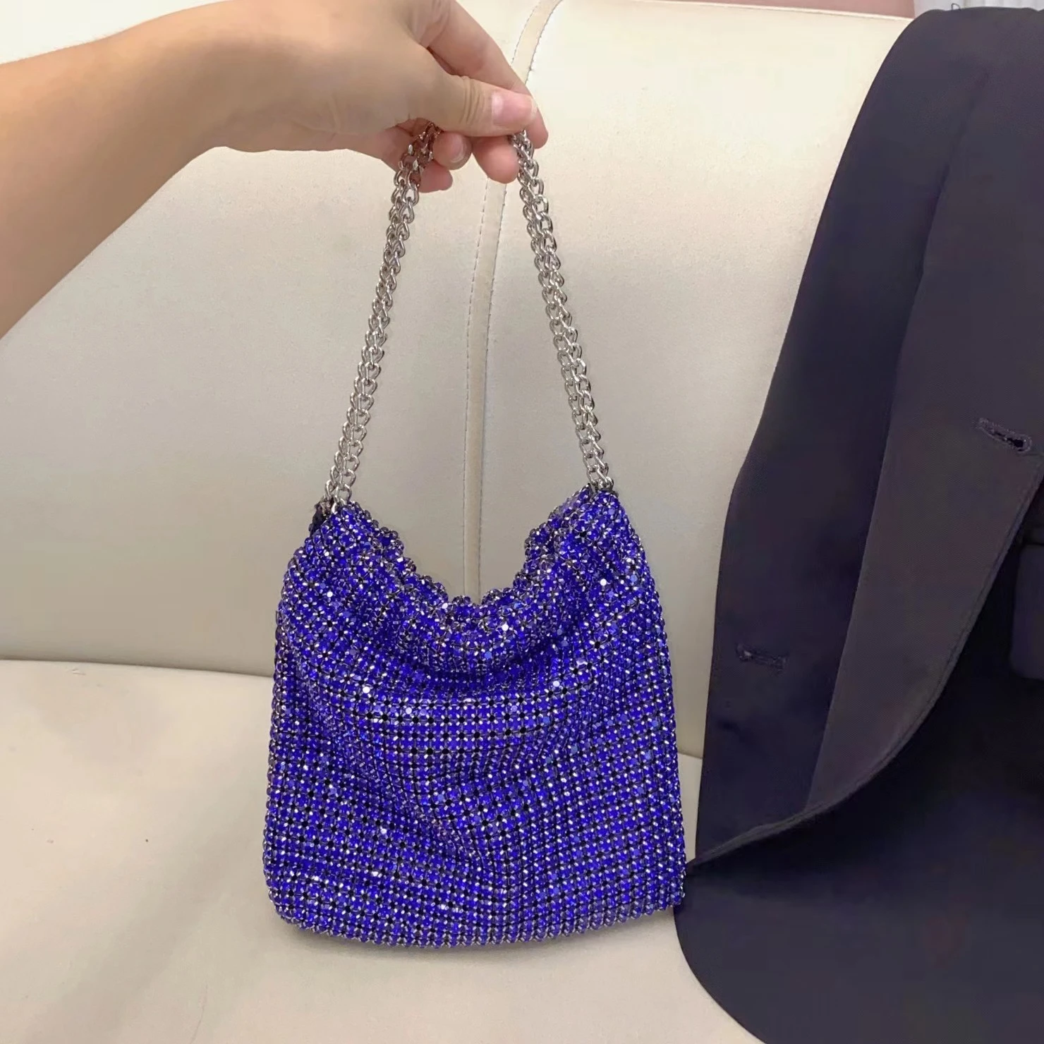 

Маленькая квадратная сумка, украшенная бриллиантами, персонализированная простая премиальная сумка для ужина с цепочкой, на одно плечо, сумка-багет.