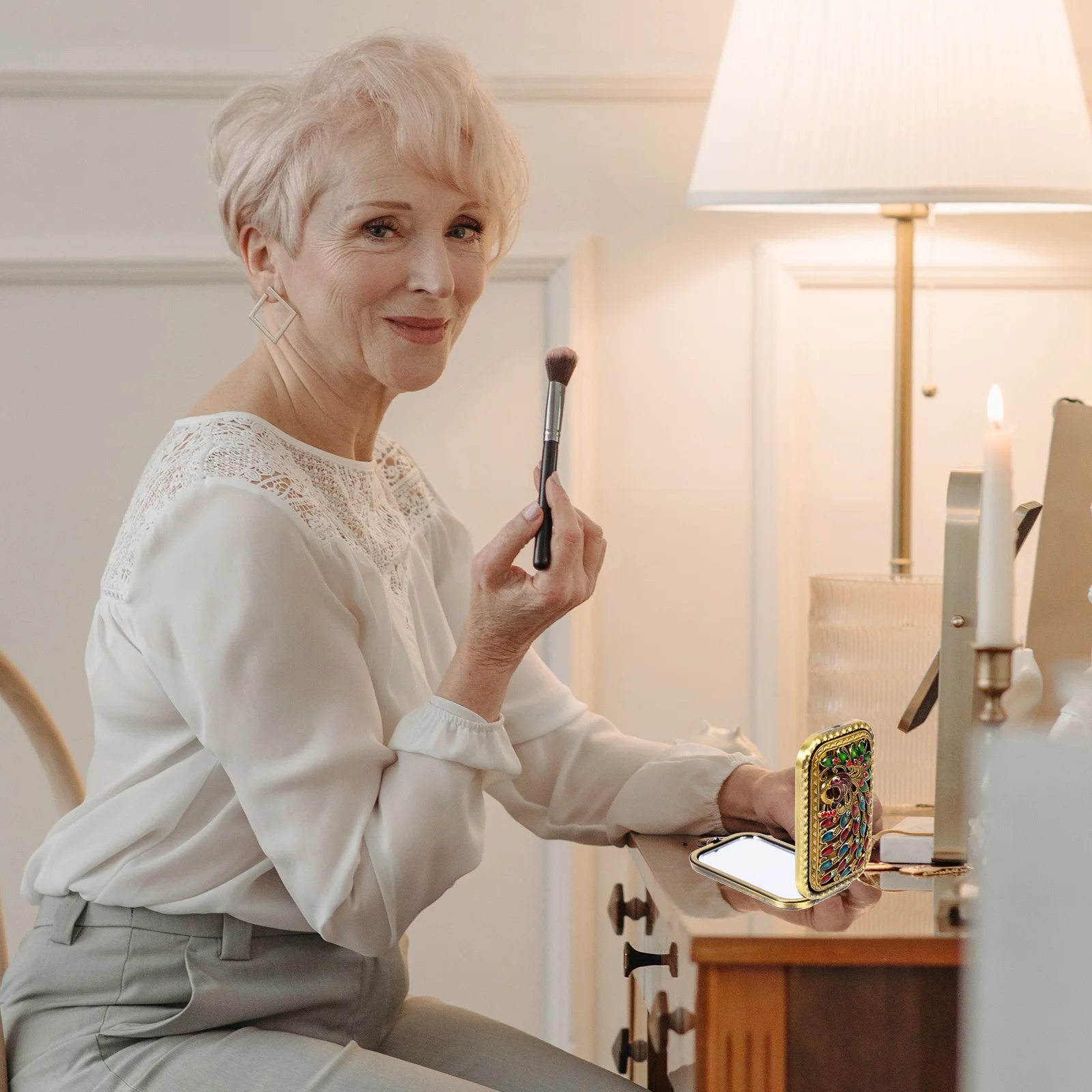 Vintage Metal Dual-Sided Compact Folding Makeup Mirror Small Portable Mirror for Women Portable Mirrors