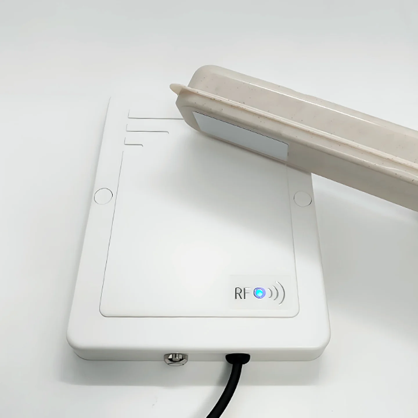 متجر الملابس قارئ وكاتب RFID لعلامات المجوهرات RFID Recode نظام EAS أمن المنتجات المضادة للسرقة للبيع بالتجزئة