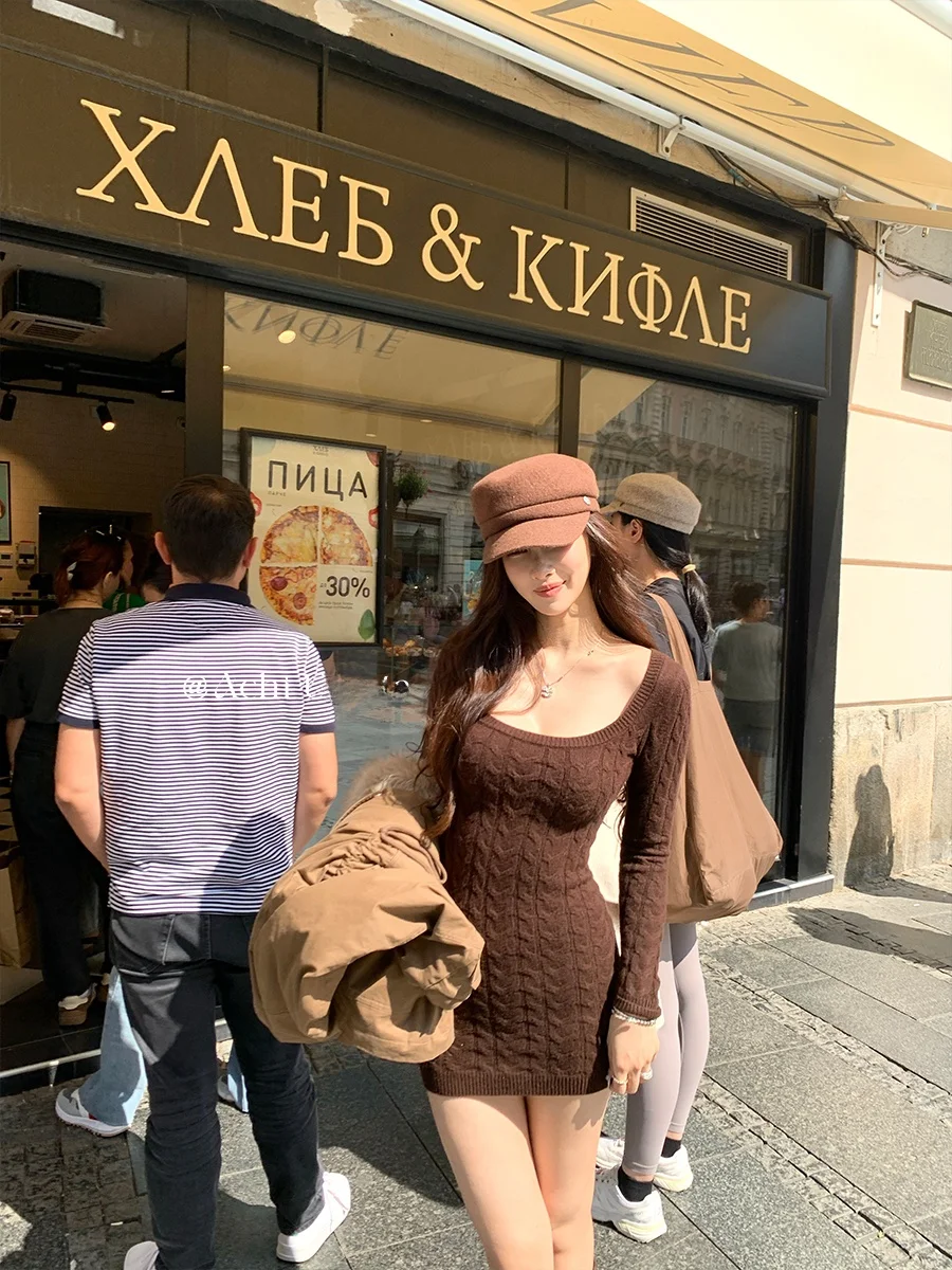 Robe en laine Achi à col carré blanc tricoté pour femme, style rétro, coupe ajustée, manches longues, jupe torsadée à la hanche, élégante et simple