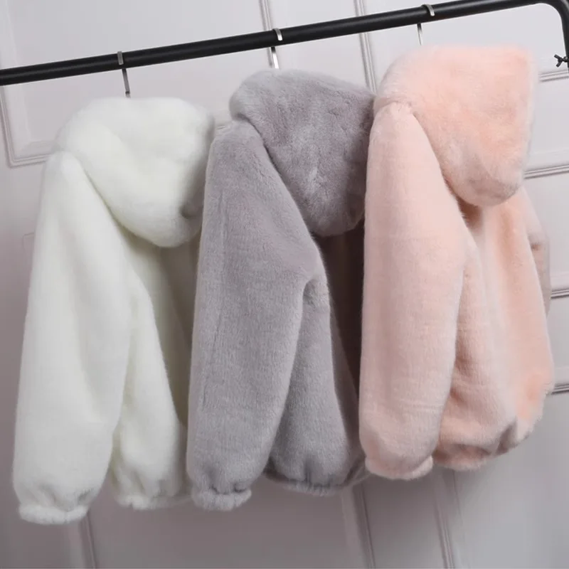 

Куртка из искусственного меха, короткая, свободного кроя, с капюшоном