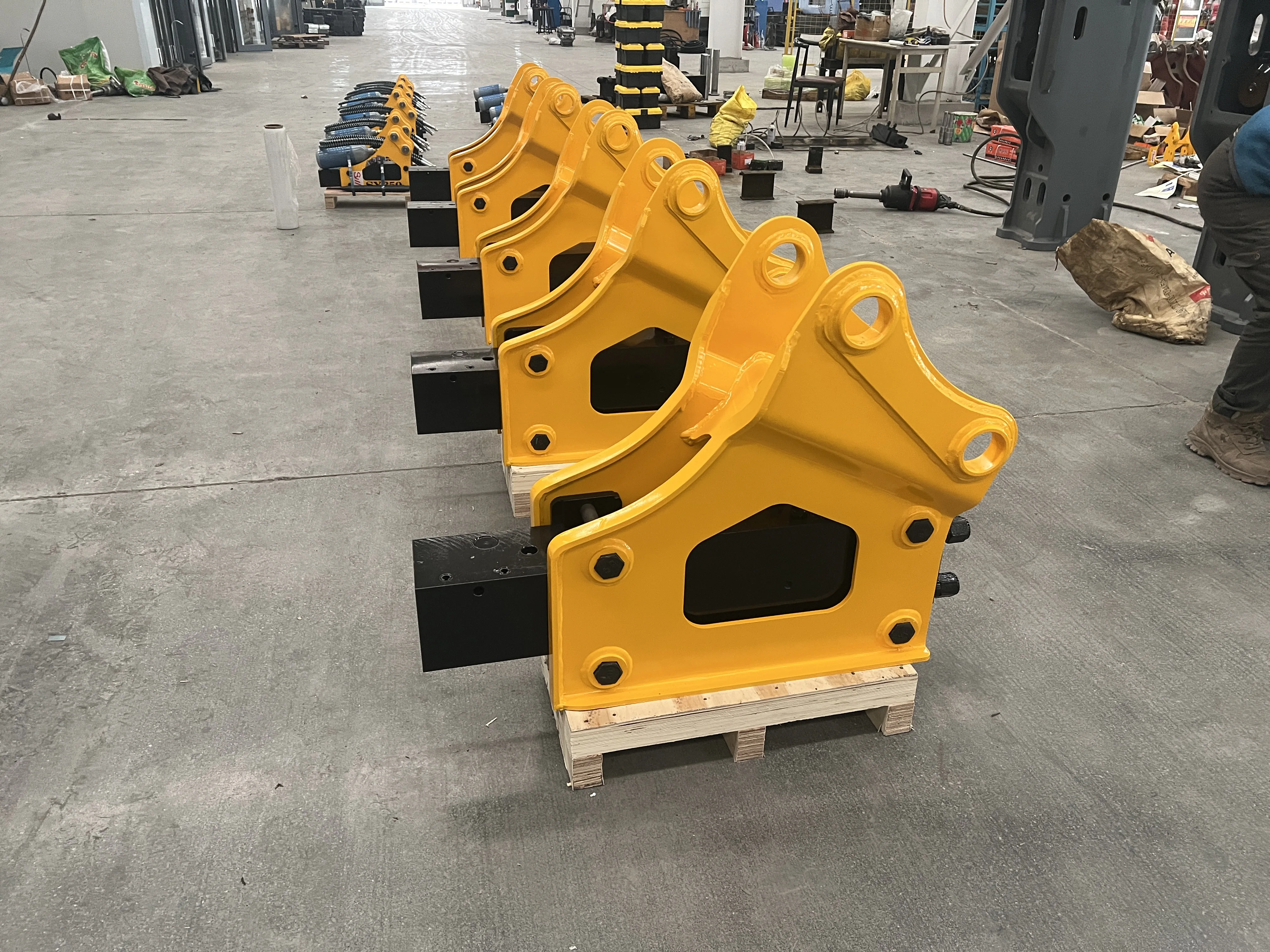 Wholesale and retail of hydraulic breaker manufacturers for 5- 7-ton excavators, triangular, upright and silent type breakers.