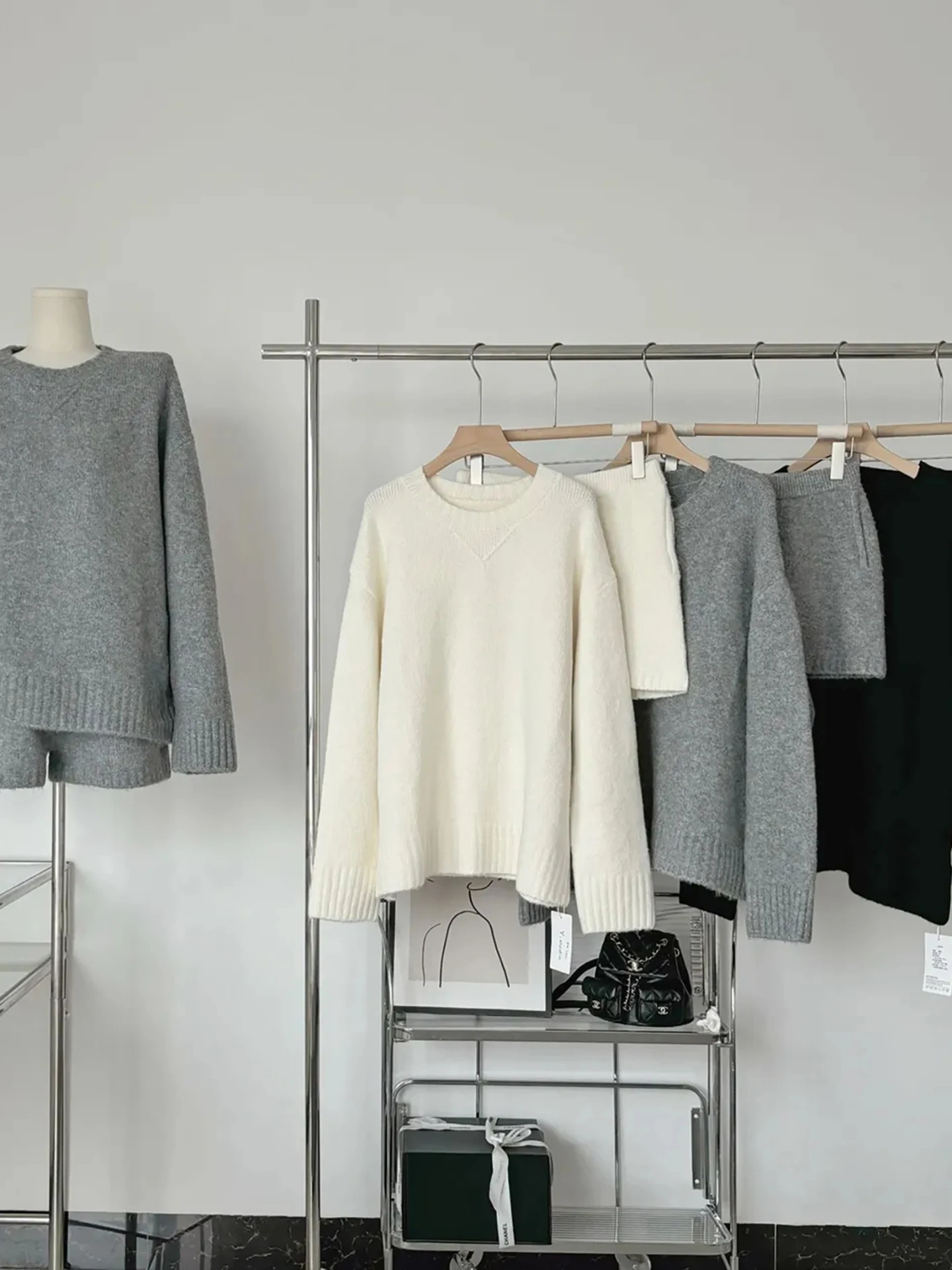 

Вязаный комплект: женский мягкий свитер в стиле casual и повседневные шорты. Новинка осенне-зимнего сезона. Корейская мода, свободный крой.