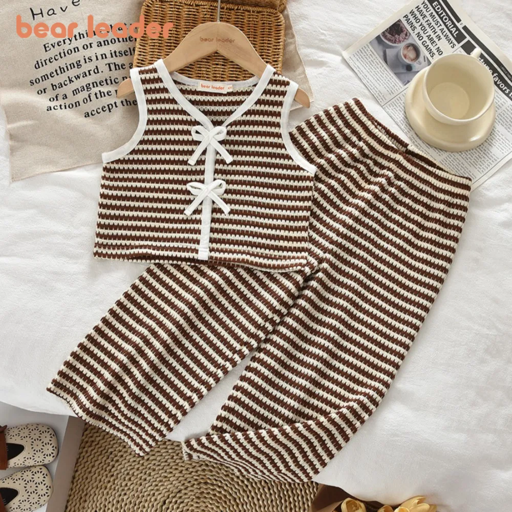 Bear Leader Modische Lässige Mädchen-Sommerkleidung Koreanische Kinderkleidung 2026 Schleifen-Gestreifte Strickweste + Hose Zweiteiliges Set