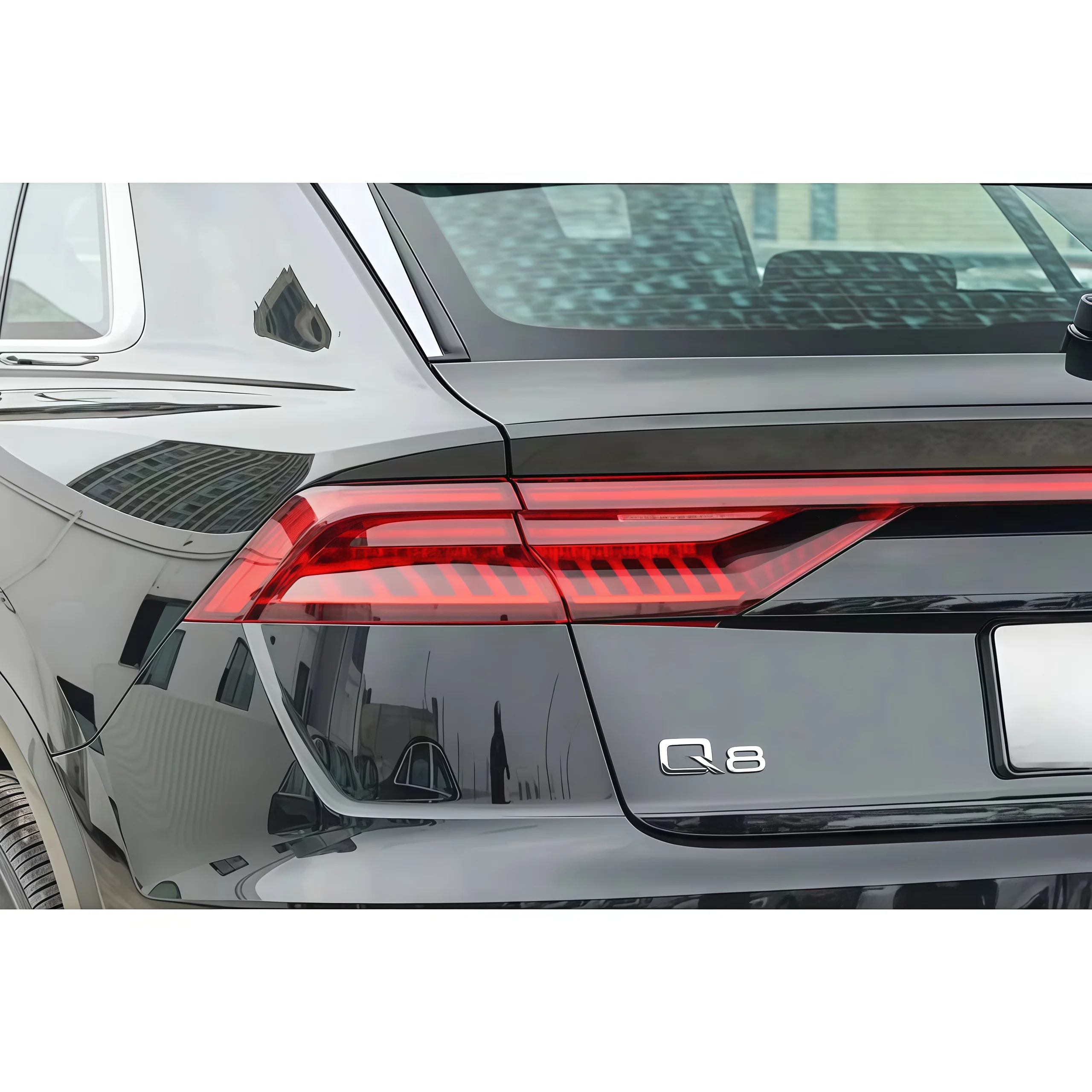 

Подходит для моделей Audi Q8 RSQ8 2019-2023, модернизированных с оригинальным динамическим задним фонарем OLED. Просто отвечает и программу.