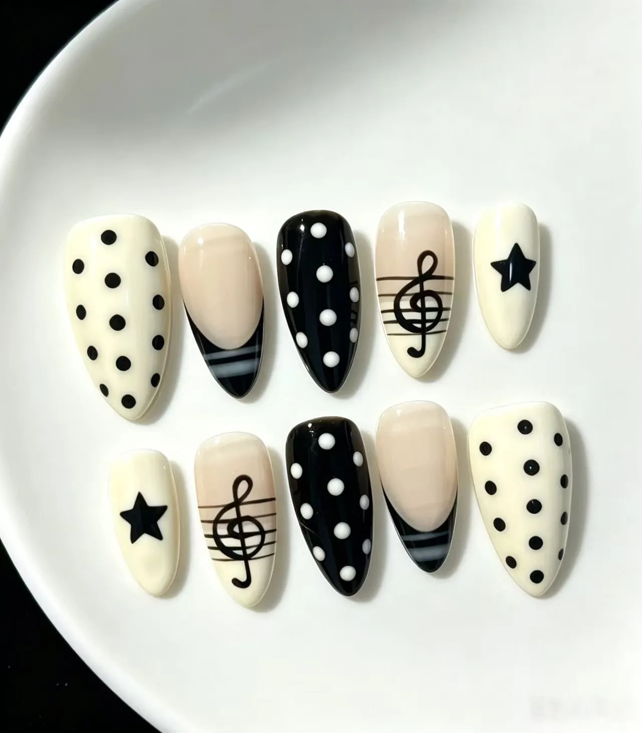 10 Pieces of Minimalist Milk White and Black Contrasting Color Music-Themed Nail Art Stickers, with Three Base Colors: Milk White, Nude Skin Tone, and Glossy Black, Featuring a Minimalist Retro Black and White Color Scheme, Low Saturation, Soft and Non-Glaring, Suitable for Music Enthusiasts, Campus Art Style, Simple Commuting, Korean Retro Style, Concert Outfits, and Everyday Casual Looks