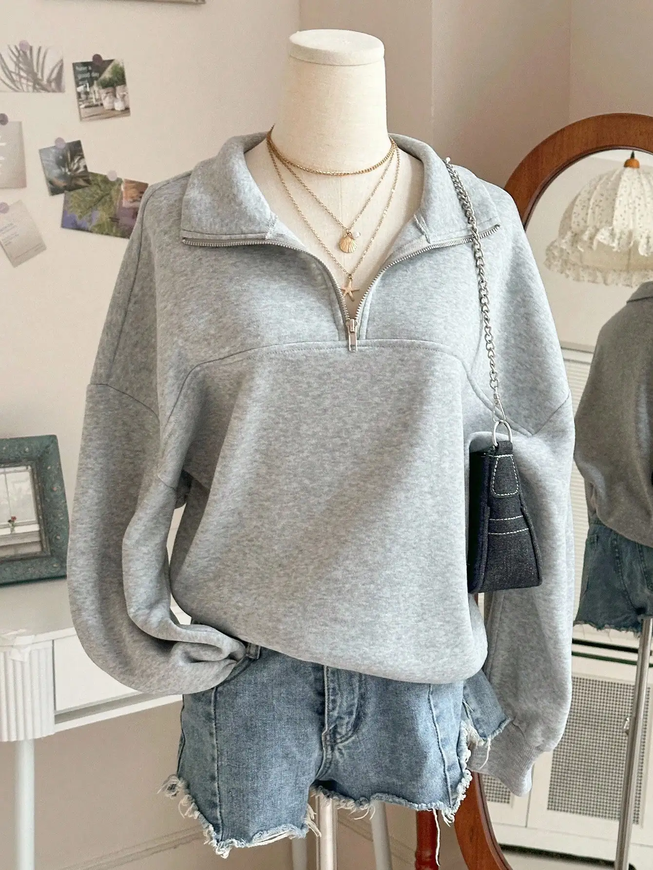 Felpa da donna grigia minimalista con mezza zip e colletto, vestibilità ampia, manica lunga per un abbigliamento casual quotidiano