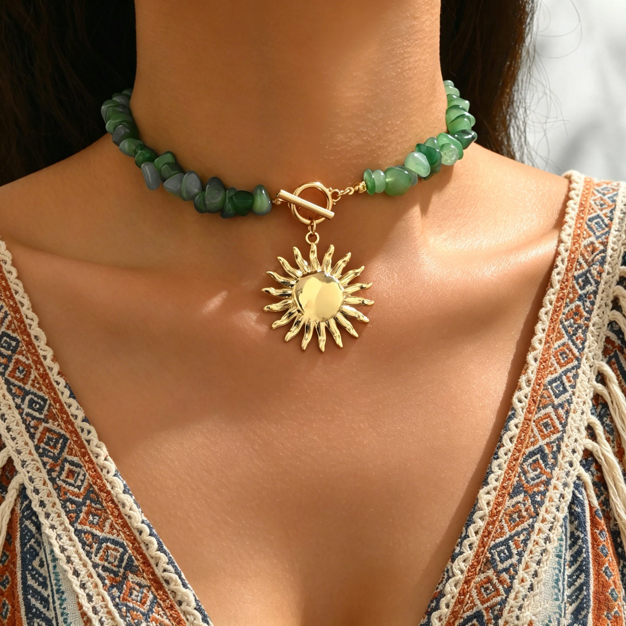 Natural Green And White Chip Stone Choker Necklace Gold Sun Pendant Toggle Clasp Dainty Boho Beach Summer Trendy Jewelry ﻿