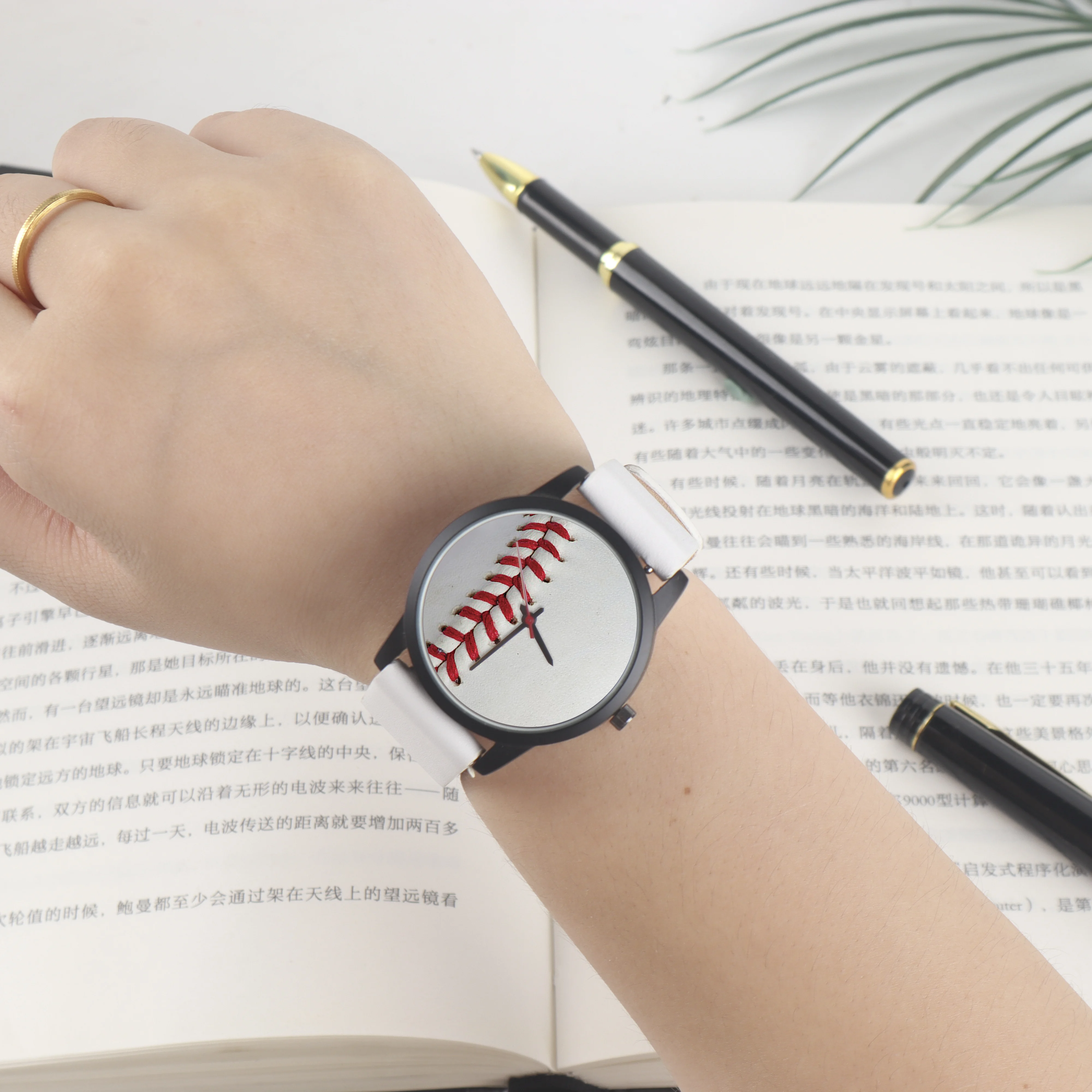 Reloj de pulsera de cuarzo para mujer, diseño de béisbol y Softball, línea roja, moda, estilo de ocio, regalo, adorno de recuerdo, Festival