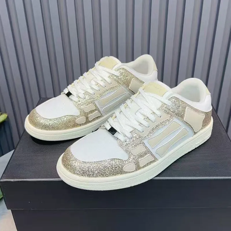 أحذية رجالية عالية الجودة من الجلد متعددة الاستخدامات على شكل عظمة ملونة منخفضة القطع لامعة كاجوال للزوجين أحذية رياضية نسائية #1