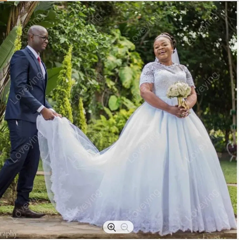 Maßgeschneiderte beliebte Plus Size Spitzenapplikationen schwarze Frau Brautkleider Sweep Zug kurze Ärmel Ballkleid Brautkleid für Brid