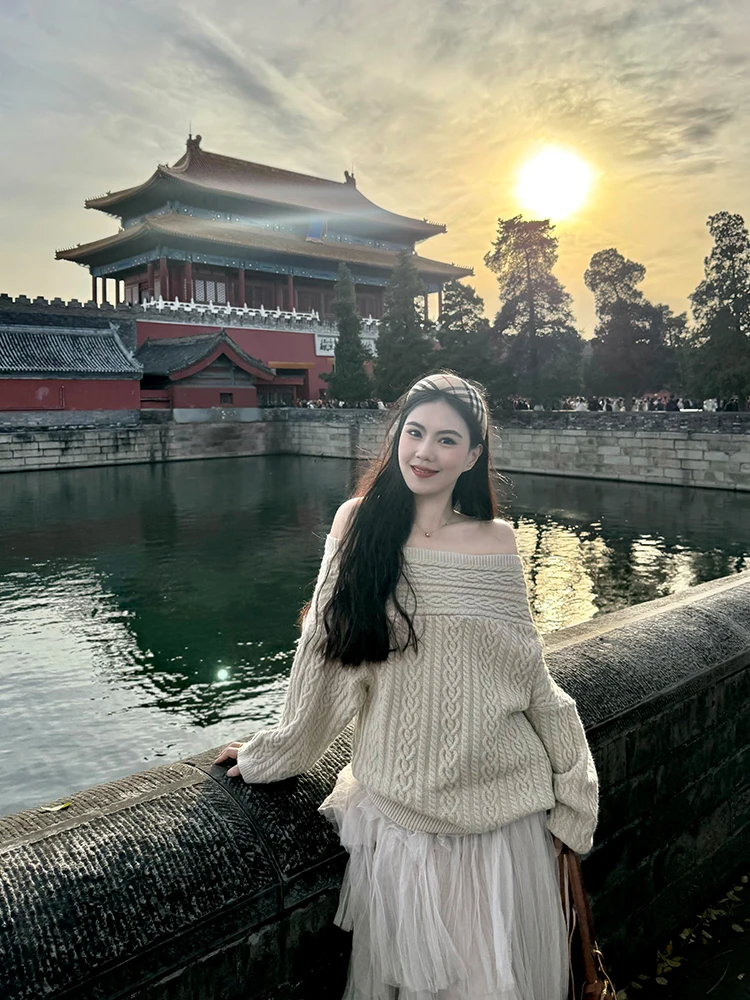 

2025 New Knitted Twist Sweater Women's Loose Lazy High-End Soft Thiened One-oulder Autumn Winter Warm Color Top