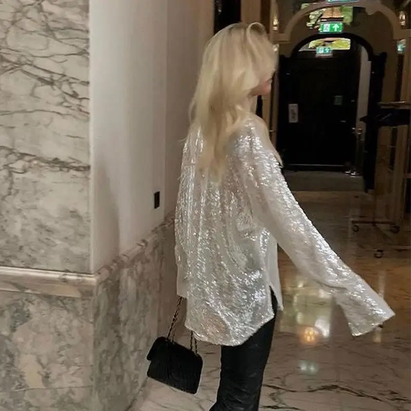 Csa fena prateada brilhante com lantejoulas e pérolas, blusa solta, longa e reta, com nó de borboleta, fibra de poliés...