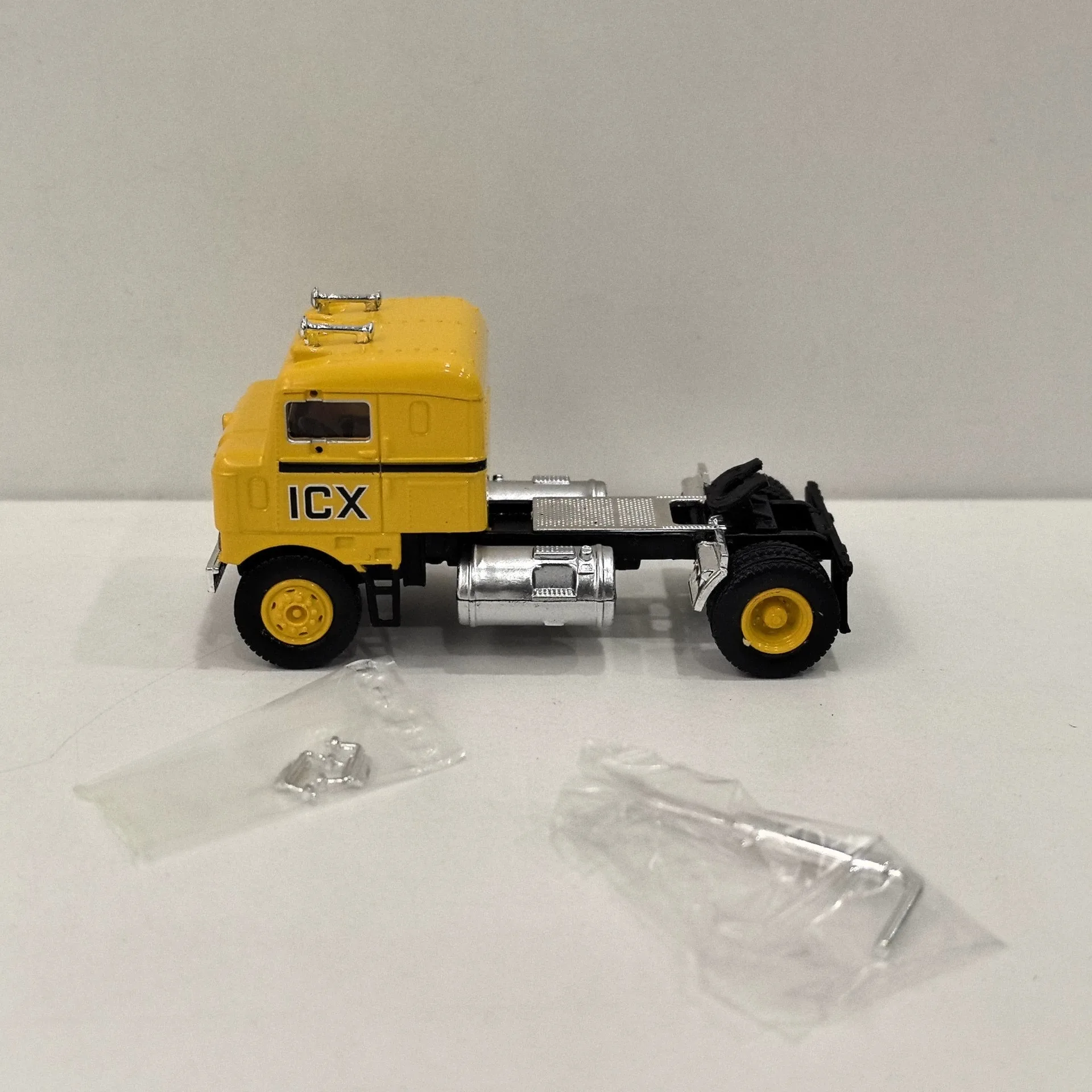 Camión HO Kenworth, cabeza de remolque a escala 1:87, modelo de camión de plástico, juguete, adornos, regalos