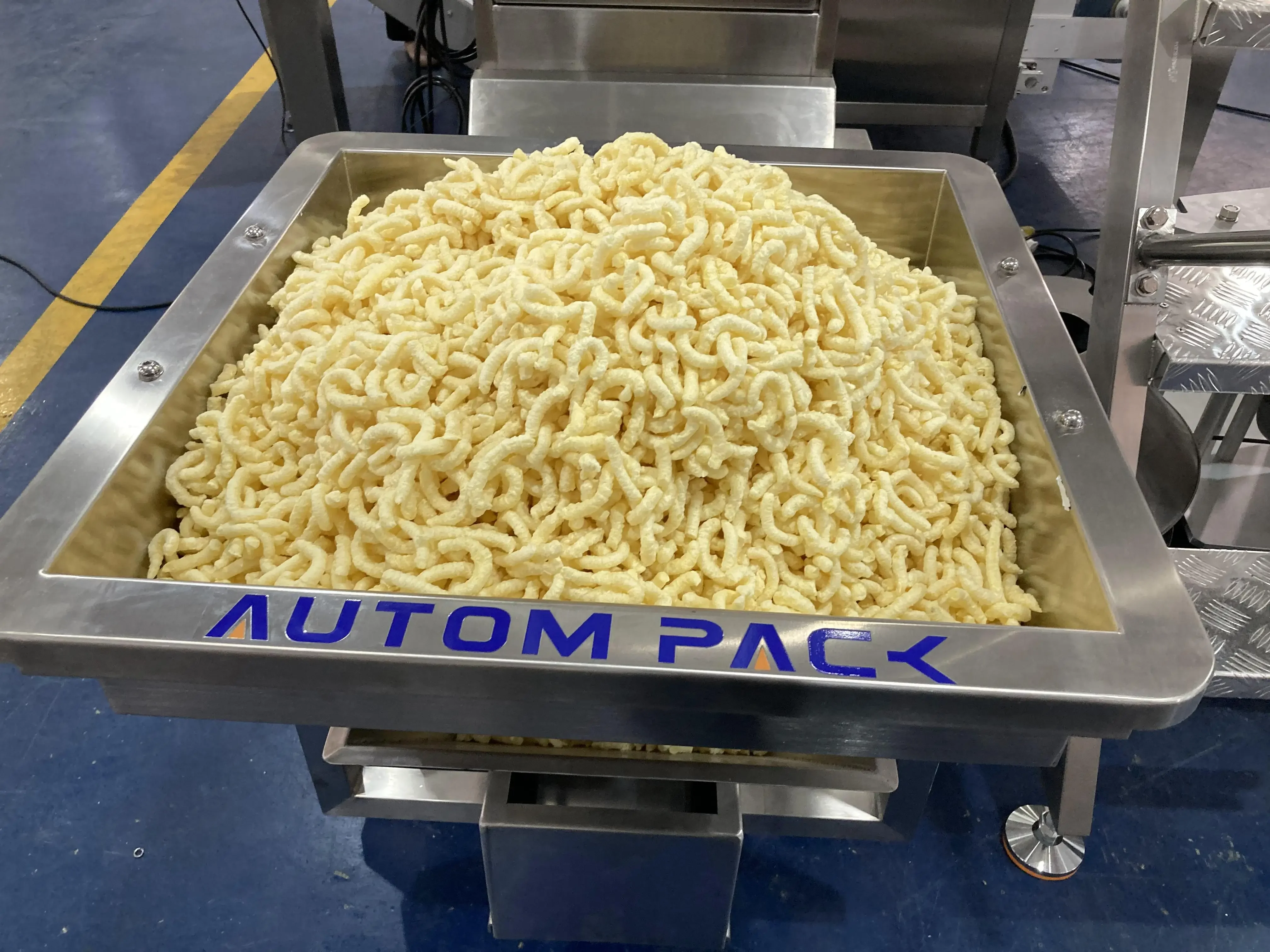 Low Cost Foil Film Automatic Weight Filling Ground Nuts Rice Cake Candy Grains Seeds Snacks Puffed Food Chips Packing Machine